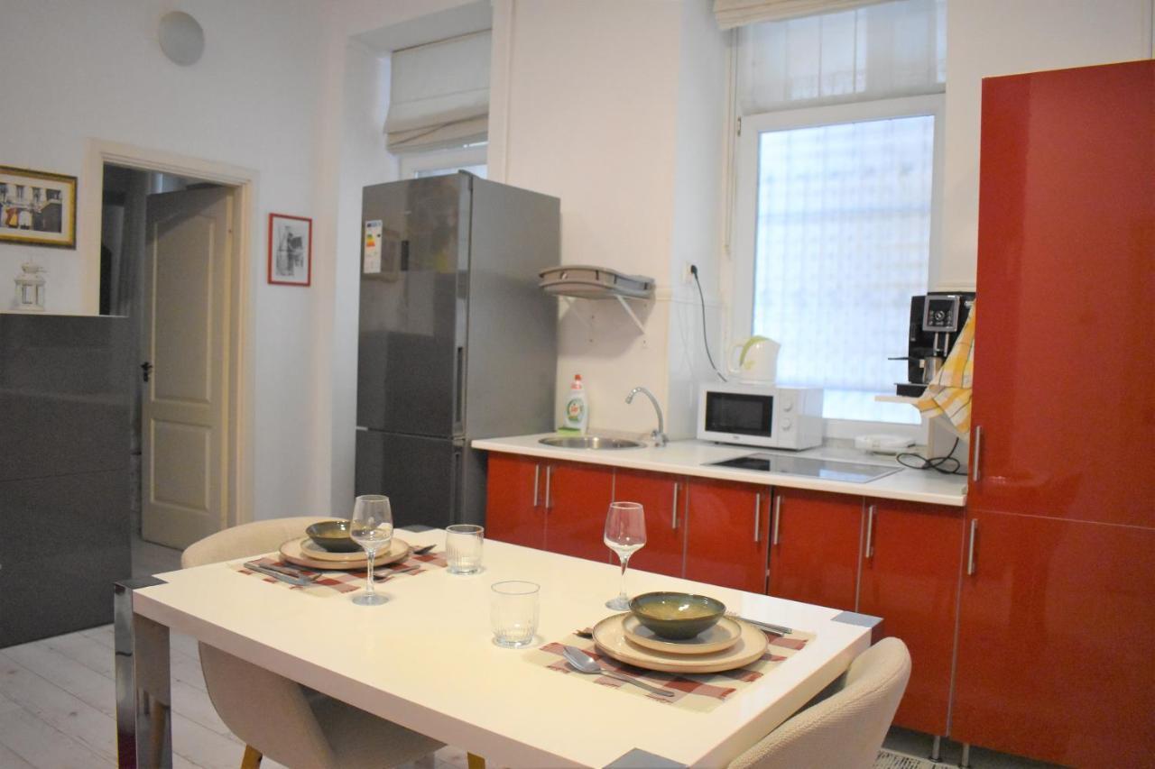 Yes, Yes! Lovely Apartment Good Amenities Budapest Center Luaran gambar