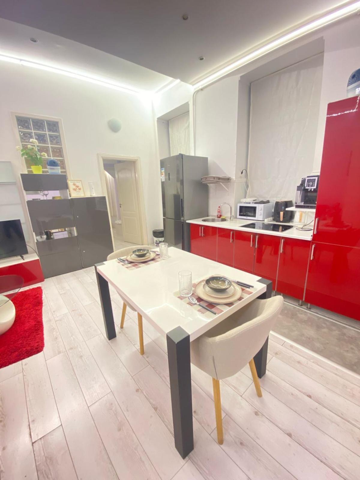 Yes, Yes! Lovely Apartment Good Amenities Budapest Center Luaran gambar